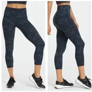 ⭐️ Spanx Cropped Camo Leggings Look At Me Now Seamless Size Large